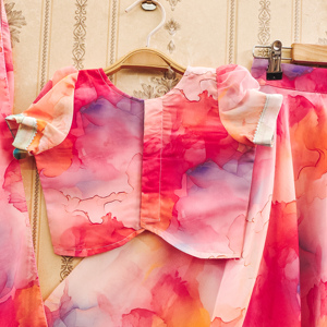 Conjunto de Lehenga Choli Infantil con Estampado Abstracto Rosa, Dupatta Ligero de Poliéster, Sin Arrugas, Moderno, para Fiestas y Eventos Festivos para Niñas - Product Image 3