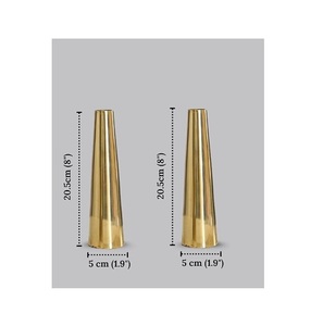 Florero de metal de gran calidad con cuerpo artesanal y boca ancha perfecto para centros florales de gran tamaño y eventos - Product Image 1