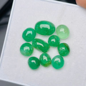 Esmeralda Natural de Zambia, Gema Ovalada en Cabujón, Buena Calidad, Brillo y Bonito Color Verde, Pulido Perfecto para Cualquier Joyería - Product Image 1