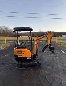 LIVRAISON GRATUITE Mini-excavatrice VA15P de 1,2 tonne homologuée EPA CE, moteur diesel de 15 ch, ROPS ouvert, lame de 37 pouces, largeur de 37 pouces, godet de 14 pouces, chenilles de 7 pouces - Product Image 2