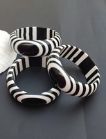Mughal Majesty Vibrant Black Resin Bangles Pulseras de moda Inspiradas en la herencia india con tira blanca