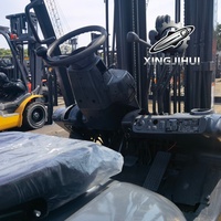 Chariot élévateur Komatsu FD30-17 d'occasion, Japon, 3 tonnes, moteur Komatsu 4D94LE, mât 3 sections, longueur fourche 1,22 m, 4x4, pneus pleins avec déplacement latéral