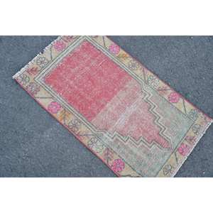 Alfombra turca vintage de lana roja y beige de 1,9x3,3 pies con diseño de retazos para pasillo o dormitorio con respaldo de látex - Product Image 4