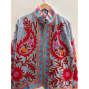 เสื้อแจ็คเก็ตบอมเบอร์กำมะหยี่ปักลายซูซานี แบบสองด้าน งานแฮนด์เมดจากไจปุร์ คอปกแมนดาริน สไตล์ฤดูใบไม้ร่วง สีเทาสเลท ไซส์ - Product Image 4