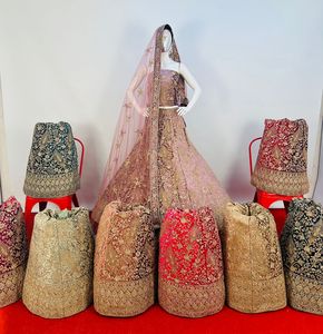 Elegante terciopelo nupcial Lehenga Choli trabajo pesado completo con piedra Jarkan última moda nupcial para bodas y ocasiones especiales - Product Image 4