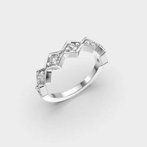 Anillo de compromiso de diamante cultivado en laboratorio con engaste de bisel y puntas, banda de media eternidad de siete piedras, completo con anillo de boda a juego. - Product Image 6