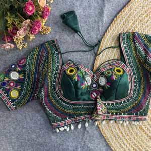 Blouse de mariée de créateur en soie italienne Blouse Saree rembourrée à broderie lourde avec style Latkan et dos ouvert - Product Image 2