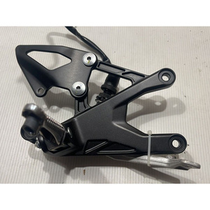 Poggiapiede Destro Originale Usato per Yamaha R1 2015-2016 in Lega di Alluminio - Product Image 1