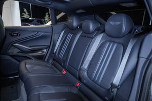 dbx 707 SUV AWD 2025, faible kilométrage, moteur silencieux, transmission automatique, éclairage LED panoramique, prêt à être expédié - Product Image 2