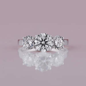 Bague de fiançailles élégante et luxueuse plaquée or massif 14 carats avec diamant de laboratoire taille ronde et sertissage trois pierres – Bague tendance - Product Image 1