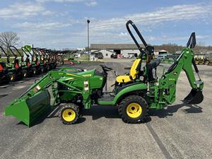 Tracteur John Deere 1025R d'occasion avec chargeur et option tondeuse, taille compacte, moteur diesel 35 CV, 4 roues motrices, siège confortable, faible nombre d'heures de fonctionnement - Product Image 6