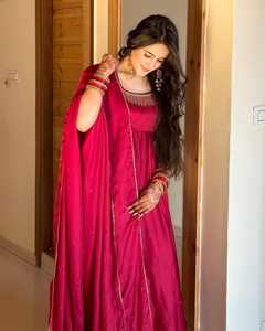 Ensemble de costume Anarkali en soie mélangée de vin de luxe Unity avec dupatta brodé - Product Image 4