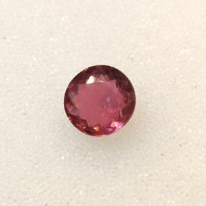 Piedra preciosa de corte brillante redonda suelta de turmalina natural rosa oscuro para la fabricación de joyas con exquisitos efectos de luz - Product Image 1