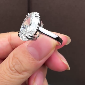 Anillo de compromiso con diamante ovalado de 7.00 ct cultivado en laboratorio, solitario tipo catedral, en color D-E-F, claridad VVSVS, certificado IGI, con engaste de 4 garras. - Product Image 5