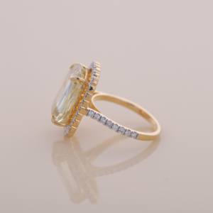 Anillo de oro amarillo, blanco y rosa de 14 quilates con diamante amarillo talla esmeralda y halo de diamantes redondos laterales, joyería fina. - Product Image 2