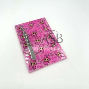 Azulejo de pestañas con personaje de dibujos animados con pinzas Labubu Print Lash Tile Herramientas de belleza acrílicas sostenibles Servicio OEM - Product Image 5