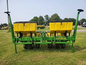 Achetez notre semoir à maïs 2 rangs John Deere 7100 à 4 rangs avec attache 3 points, idéal pour semis à sec – Vente directe usine de machines agricoles. - Product Image 2