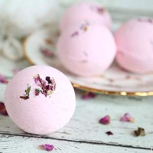 Lujosa bomba de baño de infusión de pétalos de rosa | Remojo floral de aromaterapia para relajación y nutrición de la piel | Paquete a granel al por mayor - Product Image 4