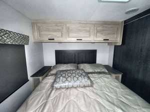 รถบ้าน Family River รุ่น 3251DSLE สีน้ำเงินเข้ม มาตรฐานยูโร 5 สำหรับ 4-6 คน พร้อมเครื่องปรับอากาศ/ไฟฟ้ากระแสตรง มีห้องนอน 1 ห้อง รับน้ำหนักได้ 11000 กก. โครงสร้างเหล็ก/อลูมิเนียม - Product Image 6