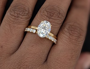 Anillo de Compromiso y Aniversario de Boda de Oro Amarillo de 14K con Diamante Ovalado de 2.50 Ct Cultivado en Laboratorio, Certificado por IGI, Estilo Vintage, para Mujer - Product Image 4