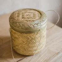 Panier en bambou conçu avec un matériau écologique solide pour une organisation pratique et une présentation décorative