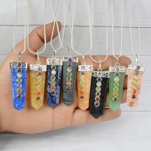 Collier pendentif en pierre de cristal naturelle, bâtonnet plat, 7 chakras, perles de 45-50 mm avec chaîne en métal - Product Image 3