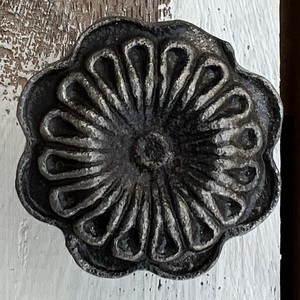 Bouton en métal en fer décoratif pour la maison avec rondelle d'écrou en nickel et raccords complets à vis - Product Image 1