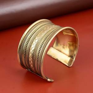 Bracelet jonc en laiton plaqué or fait main, bijou de mariage élégant et durable pour femme, accessoire de mode ethnique - Product Image 6