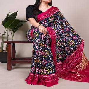 Sari de Seda Gaji Pura de Diseño VASTRA COTTAGE con Estampado Patola, Borlas Lagadi Patta y Blusa de Seda Gaji Estampada Sin Coser a Juego - Product Image 5