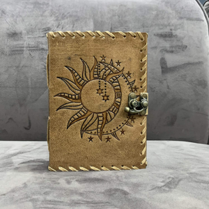 วารสารหนังแท้สีน้ำตาลวินเทจสุดหรูสมุดสเก็ตช์สลักลายนูนรูปดวงจันทร์ดวงอาทิตย์คลาสสิกสำหรับผู้ชายผู้หญิงงานฝีมือเครื่องหนัง - Product Image 4