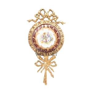 Marco adornado decorativo de latón antiguo con ramo de flores de porcelana pintura fondo rojo diseño de cinta decoración del hogar vintage - Product Image 1