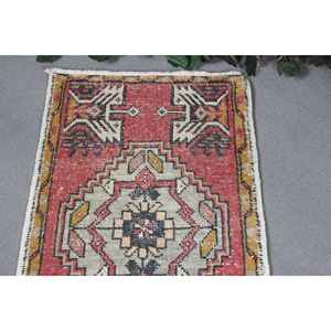 Alfombra de 1.7x3.2 pies, alfombra turca vintage, alfombra con motivos de plantas y árboles en rojo y azul - Product Image 5