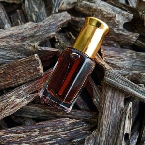 PRIX VRAC 100% huile de bois de oud naturelle pure huile de bois de oud pure de haute qualité huile essentielle de bois de oud top vente de bonne qualité - Product Image 1