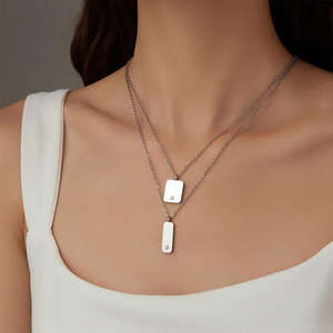 Einfache personalisierte Namenskette aus Zirkon und Edelstahl, hochglanzpoliert, mit rundem/quadratischem/langem Anhänger. - Product Image 2