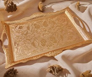 Bandeja para servir con motivos hechos a mano Ideal para café y té Bandeja para seis personas Dorada - Product Image 1