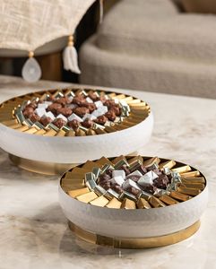 Moderno y Lujoso Plato para Regalo de Chocolate con Detalles Metálicos, Dulces Gourmet Premium en una Elegante Bandeja Redonda - Product Image 1