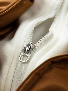 Veste matelassée à capuche à motif uni pour hommes Manteau universitaire d'hiver chaud avec patchs brodés Fermeture éclair sur le devant Style Streetwear décontracté - Product Image 4