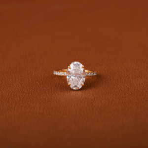 Anillo de compromiso de diamante cultivado en laboratorio de corte ovalado Anillo de estilo clásico chapado en oro amarillo de 18KT con certificado IGI brillante glamuroso - Product Image 1