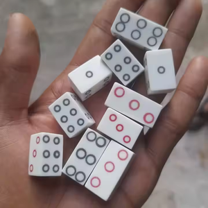 Cube carré classique en résine brute Folk Art Dice avec des points rouges sur les côtés un et quatre pour Poker Nights from India - Product Image 3