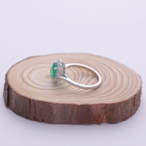 Bague de fiançailles pour femme en or blanc, jaune ou rose 14 carats avec pierre précieuse ronde verte de 1,40 ct cultivée en laboratoire et halo de pierres d'appoint rondes de 0,52 ct - Product Image 4