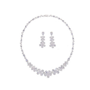 Vente en gros de colliers et boucles d'oreilles en laiton CZ avec design de paix pour fiançailles et mariage - Product Image 6