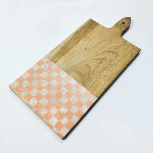 Bloc à découper élégant en bois rose et en résine fait à la main - Product Image 1