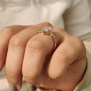 Anillo de compromiso con diamante marquesa en montura Muse - Product Image 5