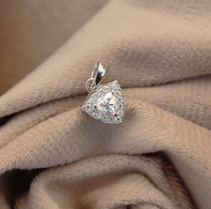 D Color VVS1 Solitaire Petit pendentif en diamant simulé avec pendentifs et breloques en moissanite haut de gamme en grappe taillée en trillion - Product Image 2