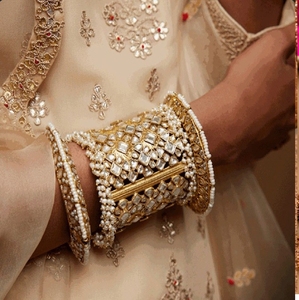 Bracelet hexagonal royal en kundan avec des accents d'émeraude et de rubis. Disponible à prix de gros. - Product Image 2