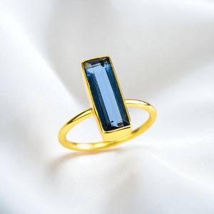 Anillos de bisel de barra rectangular de piedra natal de cuarzo de cianita | Anillos de banda chapados en oro hechos a mano | Joyería minimalista apilable lisa - Product Image 2