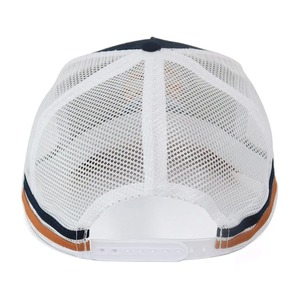 Casquettes de camionneur tricolores personnalisées avec bandes latérales, style tout-terrain, fabricant de casquettes, logo personnalisé sur la visière, casquettes de camionneur rayées, extérieur - Product Image 4