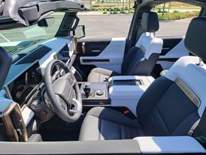 G M HUm-m Er EV Pickup Edición 1 2022, 1000 Caballos de Fuerza, Tracción en las Cuatro Ruedas, Techo Desmontable, Asientos de Cuero, Faros LED, Techo Panorámico Automático - Product Image 5