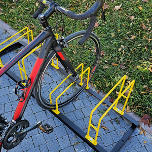 Support de stationnement pour 4 vélos en acier Eco Four, 150 x 40 cm, capacité de charge 4 vélos, réglable pour vélos de route - Product Image 3