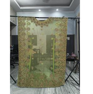 Robe de mariée Dirac perlée de créateur à la demande avec des motifs élégants pour les mariées musulmanes et est-africaines disponibles à la vente - Product Image 2